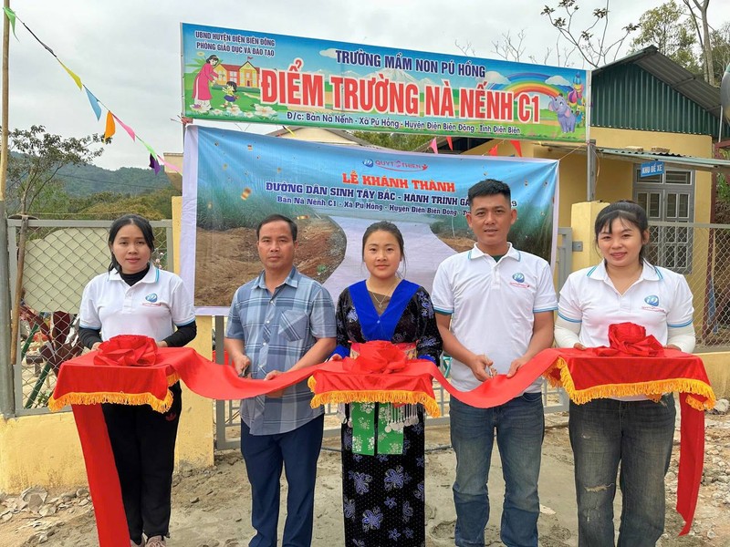 Hình ảnh minh họa đường dây nóng hỗ trợ và cộng đồng tư vấn cho người có vấn đề cờ bạc, với biểu tượng điện thoại và nhóm người