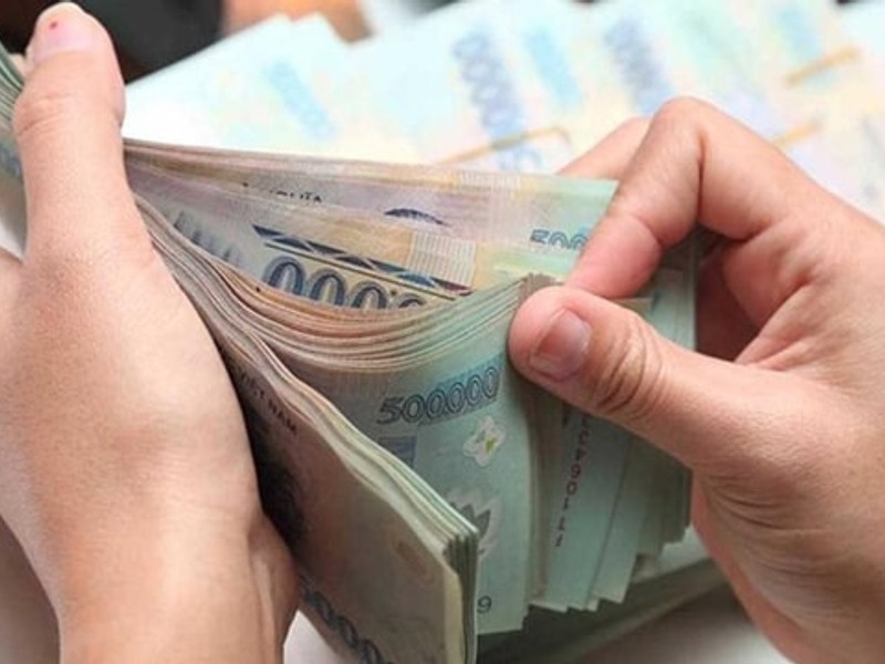 Sân bóng rổ với quả bóng và rổ